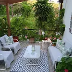 Adam's House Ahladiész